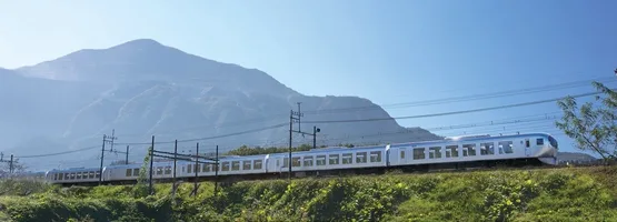 BIM建筑|妹岛和世设计有巨大窗户的通勤列车
