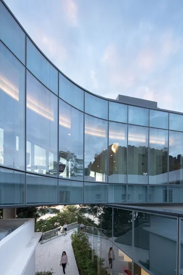 BIM建筑|梦幻建筑工作室在山坡上设计“香港芝加哥大学中心”