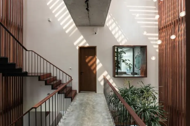 BIM建筑|拱窗围廊下营造室内庭院：越南 AD8 别墅 / Nemo Studio