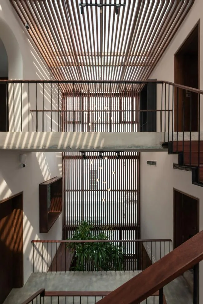 BIM建筑|拱窗围廊下营造室内庭院：越南 AD8 别墅 / Nemo Studio