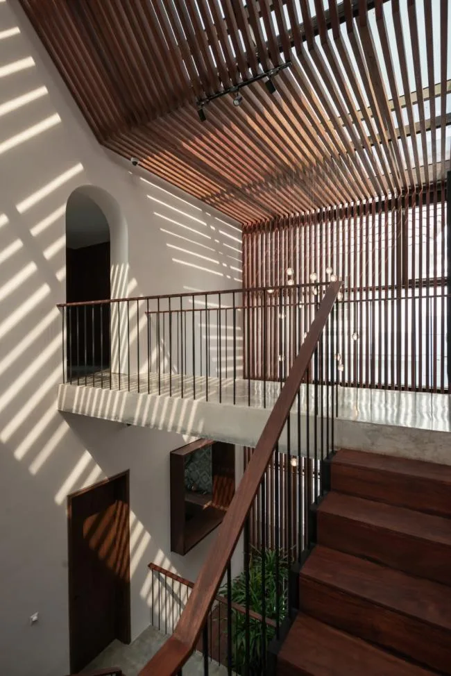 BIM建筑|拱窗围廊下营造室内庭院：越南 AD8 别墅 / Nemo Studio