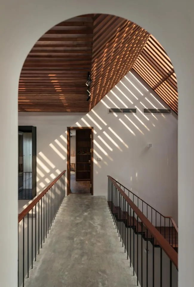 BIM建筑|拱窗围廊下营造室内庭院：越南 AD8 别墅 / Nemo Studio