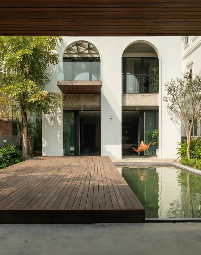 BIM建筑|拱窗围廊下营造室内庭院：越南 AD8 别墅 / Nemo Studio