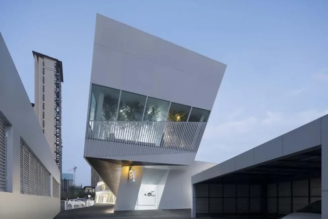 BIM建筑|错动扭转，富有动感的倾斜：中国兰博基尼展示中心 / 普玛建筑设计事务所