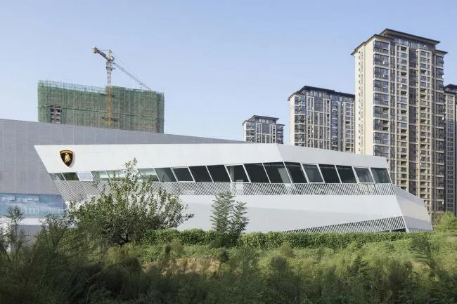 BIM建筑|错动扭转，富有动感的倾斜：中国兰博基尼展示中心 / 普玛建筑设计事务所