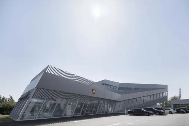 BIM建筑|错动扭转，富有动感的倾斜：中国兰博基尼展示中心 / 普玛建筑设计事务所