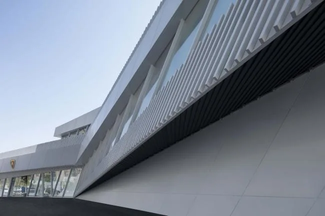 BIM建筑|错动扭转，富有动感的倾斜：中国兰博基尼展示中心 / 普玛建筑设计事务所