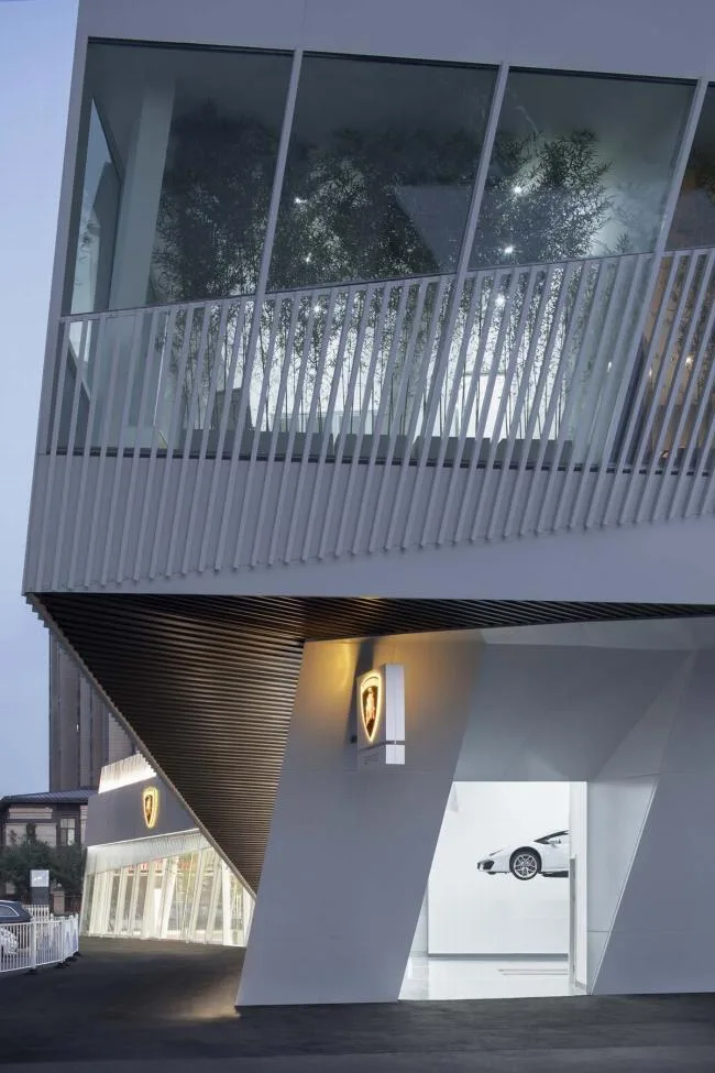 BIM建筑|错动扭转，富有动感的倾斜：中国兰博基尼展示中心 / 普玛建筑设计事务所