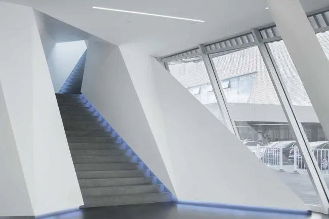 BIM建筑|错动扭转，富有动感的倾斜：中国兰博基尼展示中心 / 普玛建筑设计事务所