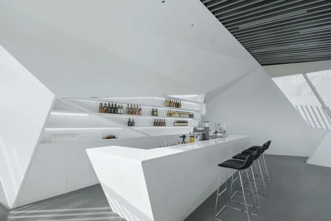 BIM建筑|错动扭转，富有动感的倾斜：中国兰博基尼展示中心 / 普玛建筑设计事务所