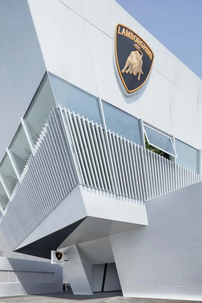 BIM建筑|错动扭转，富有动感的倾斜：中国兰博基尼展示中心 / 普玛建筑设计事务所