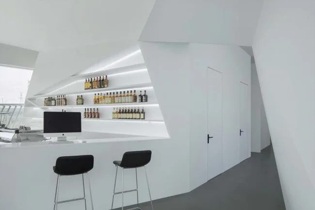 BIM建筑|错动扭转，富有动感的倾斜：中国兰博基尼展示中心 / 普玛建筑设计事务所