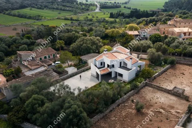 BIM建筑|错落景窗勾勒出一幅幅山野风景画：MM住宅 / Salvà Ortín Arquitectes