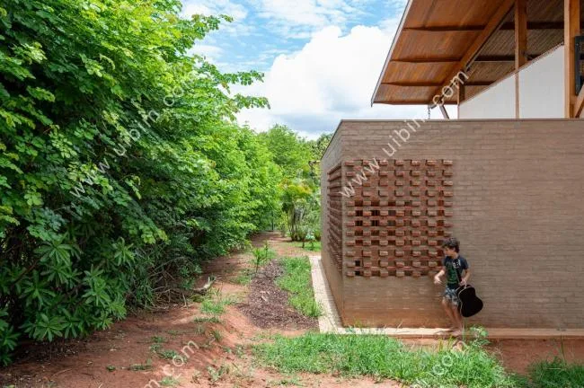 BIM建筑|草丛，泥巴，荡秋千：乡野田园里的儿童之家
