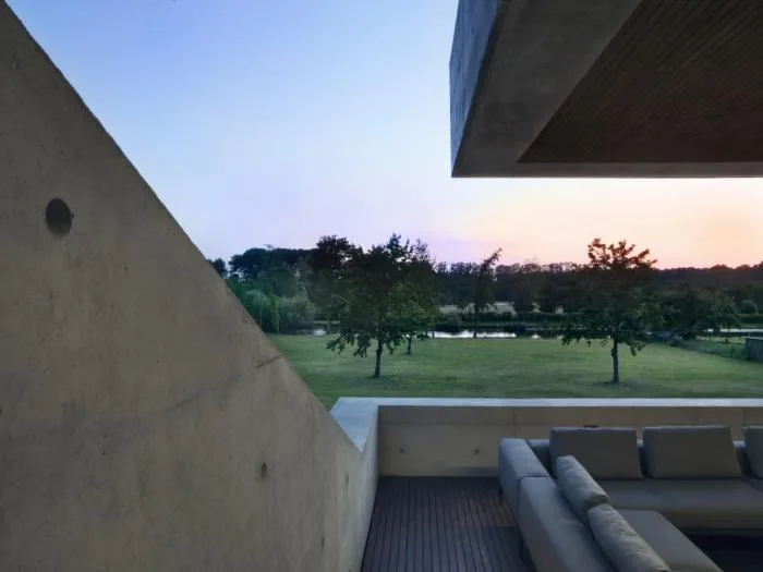 BIM建筑|水与混凝土协奏出的生命之歌：22º 别墅 / Dreessen Willemse Architecten