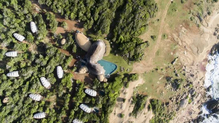 BIM建筑|海岸沙滩巨石下的原始洞穴：斯里兰卡帐篷酒店 / Nomadic Resorts