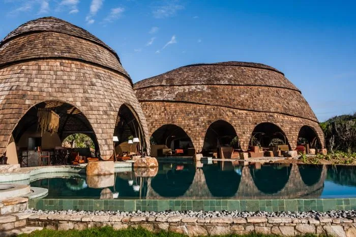 BIM建筑|海岸沙滩巨石下的原始洞穴：斯里兰卡帐篷酒店 / Nomadic Resorts