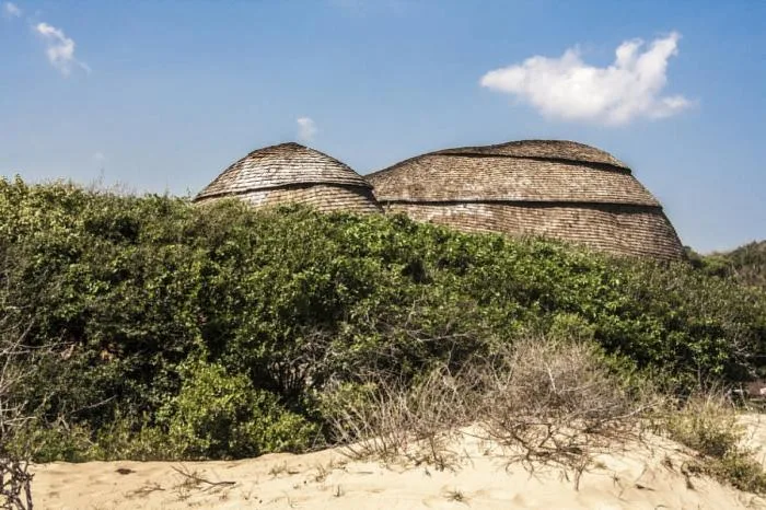 BIM建筑|海岸沙滩巨石下的原始洞穴：斯里兰卡帐篷酒店 / Nomadic Resorts