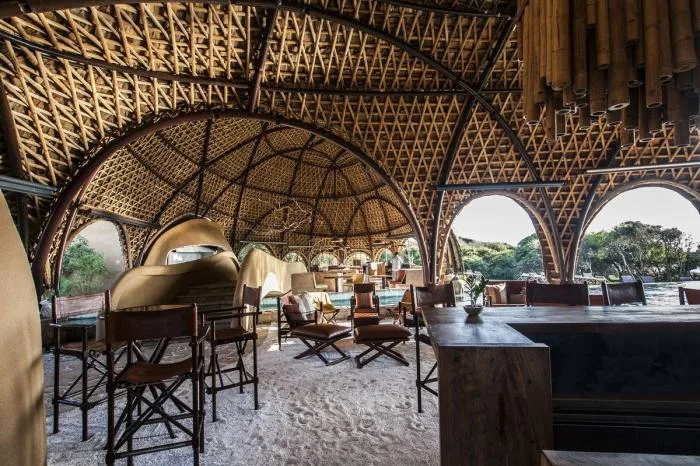 BIM建筑|海岸沙滩巨石下的原始洞穴：斯里兰卡帐篷酒店 / Nomadic Resorts