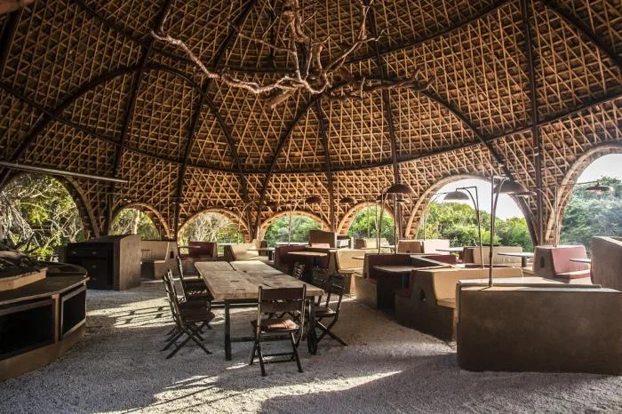 BIM建筑|海岸沙滩巨石下的原始洞穴：斯里兰卡帐篷酒店 / Nomadic Resorts
