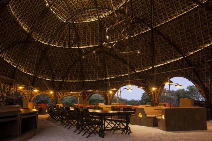 BIM建筑|海岸沙滩巨石下的原始洞穴：斯里兰卡帐篷酒店 / Nomadic Resorts