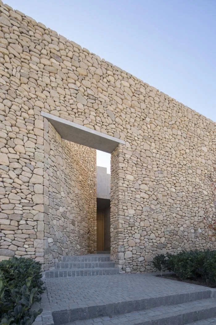 BIM建筑|嵌入场地的巨石：Cerro la Cruz住宅 / Turner Arquitectos