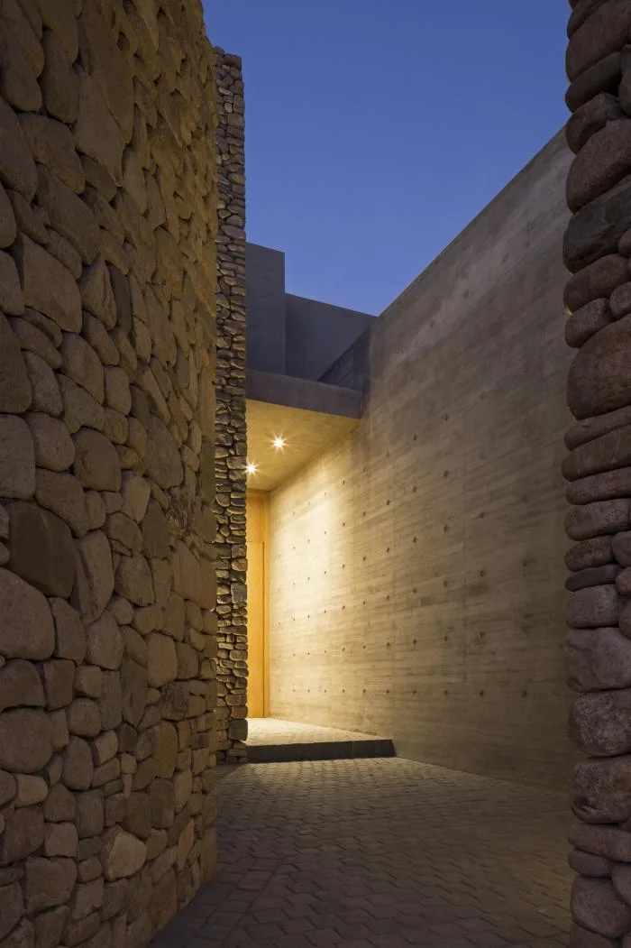 BIM建筑|嵌入场地的巨石：Cerro la Cruz住宅 / Turner Arquitectos