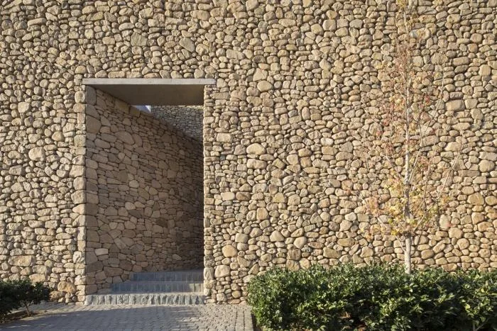 BIM建筑|嵌入场地的巨石：Cerro la Cruz住宅 / Turner Arquitectos