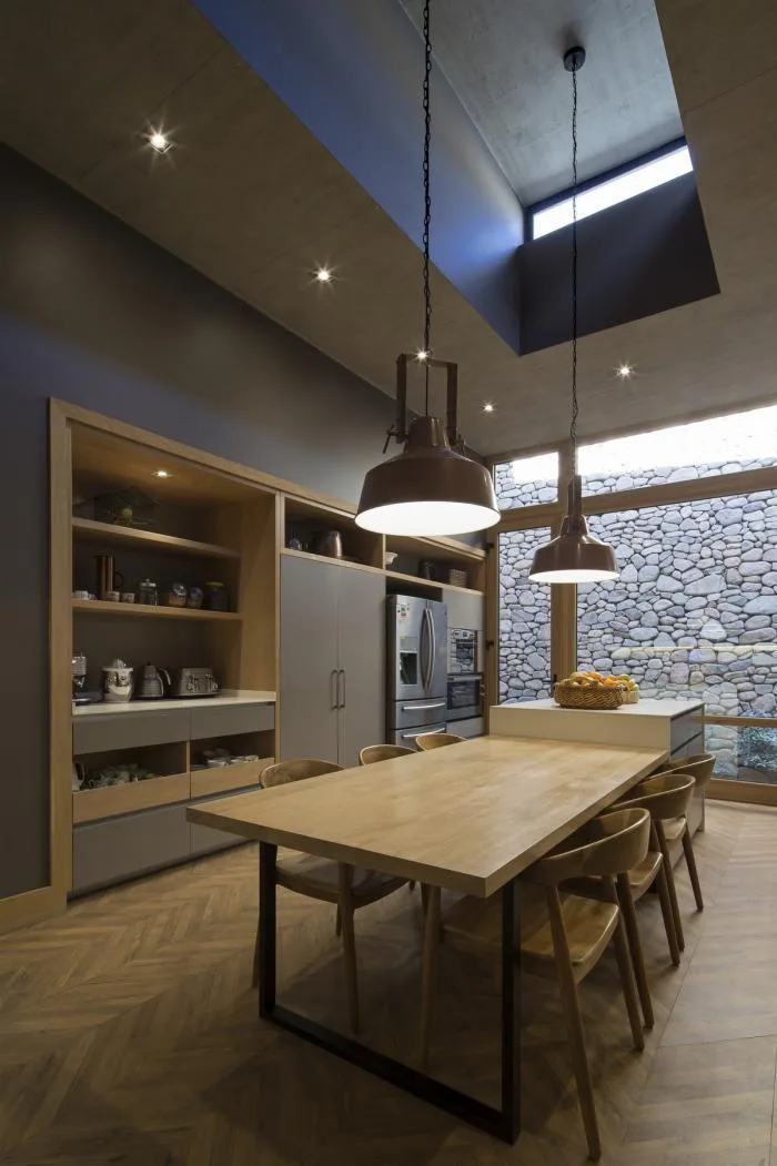 BIM建筑|嵌入场地的巨石：Cerro la Cruz住宅 / Turner Arquitectos