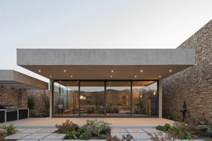 BIM建筑|嵌入场地的巨石：Cerro la Cruz住宅 / Turner Arquitectos