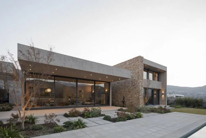 BIM建筑|嵌入场地的巨石：Cerro la Cruz住宅 / Turner Arquitectos