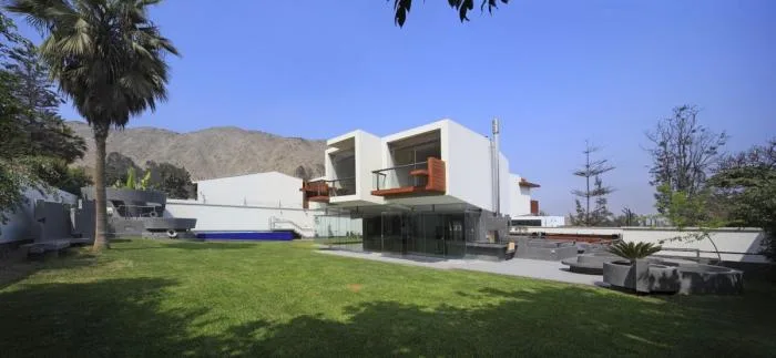 BIM建筑|宛如一只岩石雕刻而成的“生活容器”——秘鲁永久住宅 / Longhi Architects