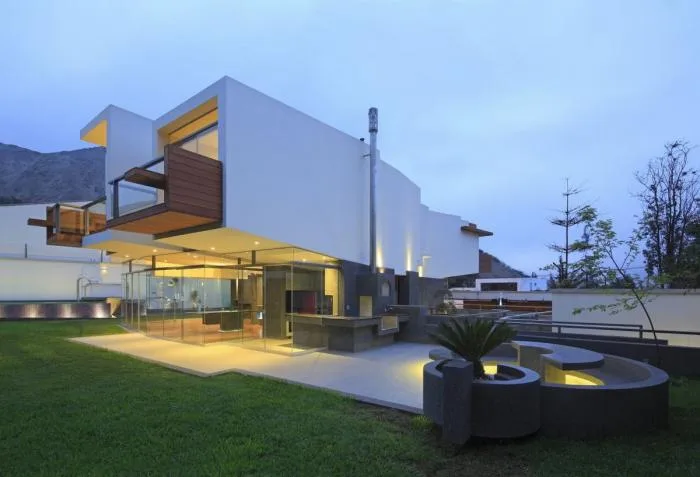 BIM建筑|宛如一只岩石雕刻而成的“生活容器”——秘鲁永久住宅 / Longhi Architects
