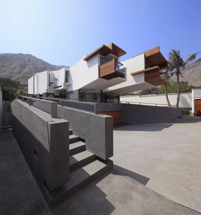 BIM建筑|宛如一只岩石雕刻而成的“生活容器”——秘鲁永久住宅 / Longhi Architects