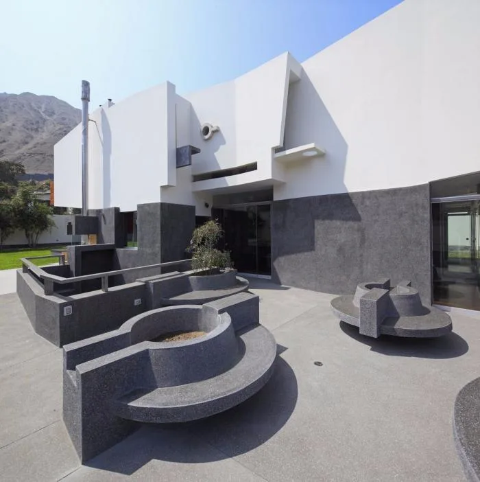 BIM建筑|宛如一只岩石雕刻而成的“生活容器”——秘鲁永久住宅 / Longhi Architects