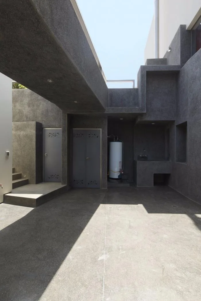 BIM建筑|宛如一只岩石雕刻而成的“生活容器”——秘鲁永久住宅 / Longhi Architects