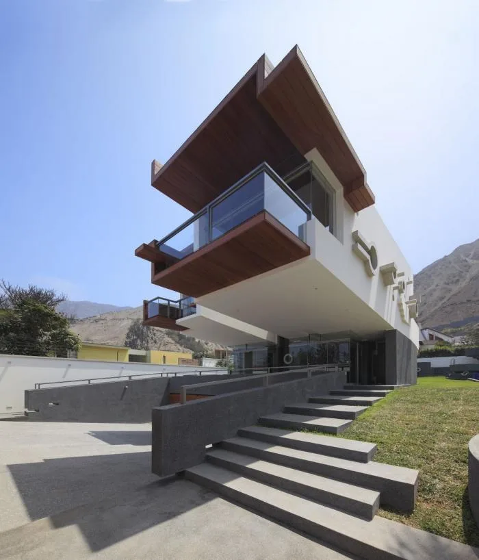 BIM建筑|宛如一只岩石雕刻而成的“生活容器”——秘鲁永久住宅 / Longhi Architects