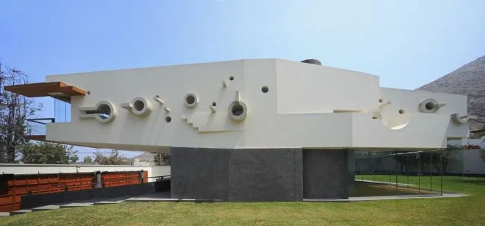 BIM建筑|宛如一只岩石雕刻而成的“生活容器”——秘鲁永久住宅 / Longhi Architects