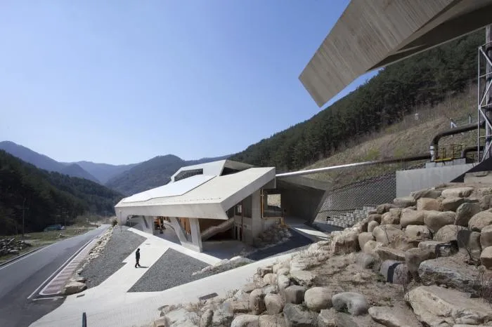 BIM建筑|混凝土几何架构而成的“游戏工具”：上东木炭桑拿屋 / studio_suspicion