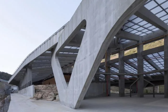 BIM建筑|混凝土几何架构而成的“游戏工具”：上东木炭桑拿屋 / studio_suspicion