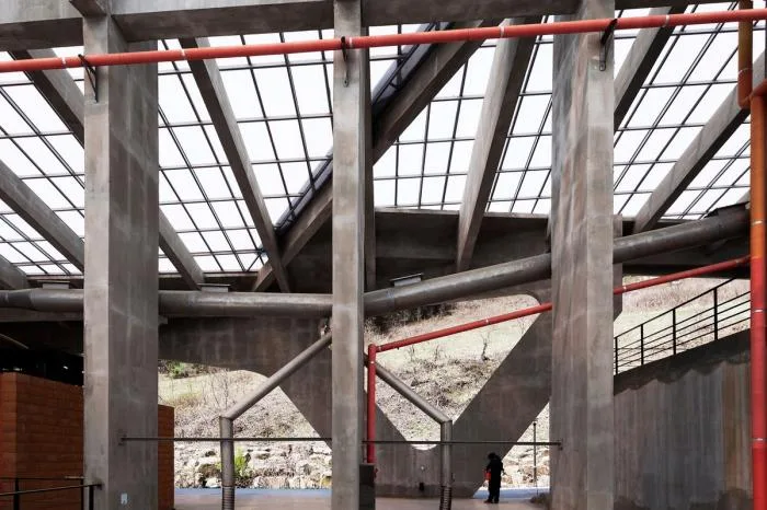 BIM建筑|混凝土几何架构而成的“游戏工具”：上东木炭桑拿屋 / studio_suspicion