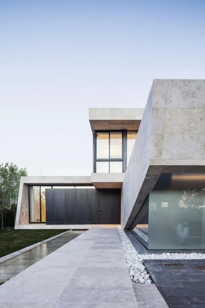BIM建筑|温暖纯粹的解构：大理石住宅 / OON Architecture