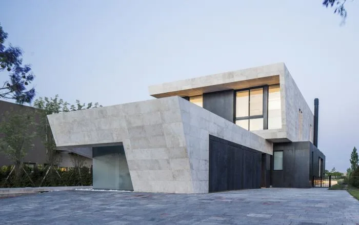 BIM建筑|温暖纯粹的解构：大理石住宅 / OON Architecture