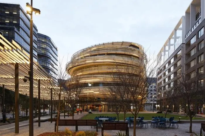 BIM建筑|曲线木屏环绕的雕塑：悉尼交易所 / 隈研吾建筑都市设计事务所