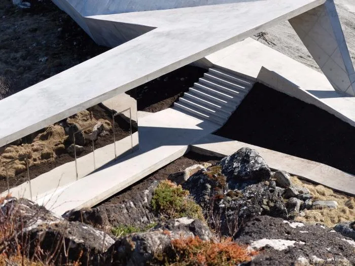 BIM建筑|在折叠混凝土上观海：错乱岩层上的游客中心 / MORFEUS arkitekter