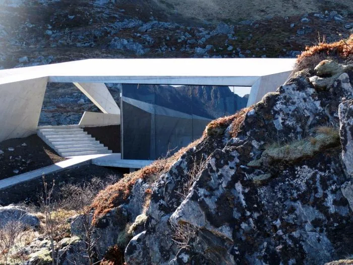 BIM建筑|在折叠混凝土上观海：错乱岩层上的游客中心 / MORFEUS arkitekter