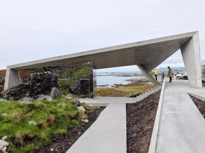 BIM建筑|在折叠混凝土上观海：错乱岩层上的游客中心 / MORFEUS arkitekter