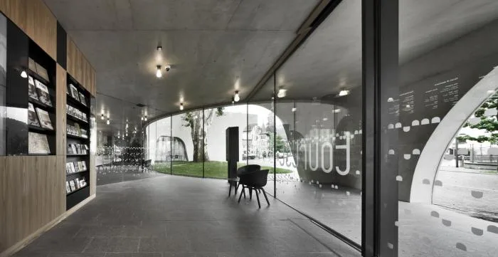BIM建筑|融合古典，调皮地飞动——环抱老树的游客中心 / MoDusArchitects