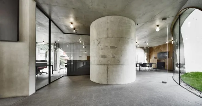 BIM建筑|融合古典，调皮地飞动——环抱老树的游客中心 / MoDusArchitects