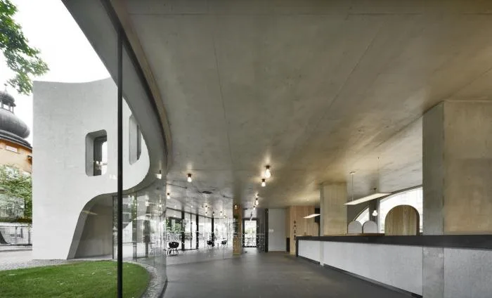 BIM建筑|融合古典，调皮地飞动——环抱老树的游客中心 / MoDusArchitects